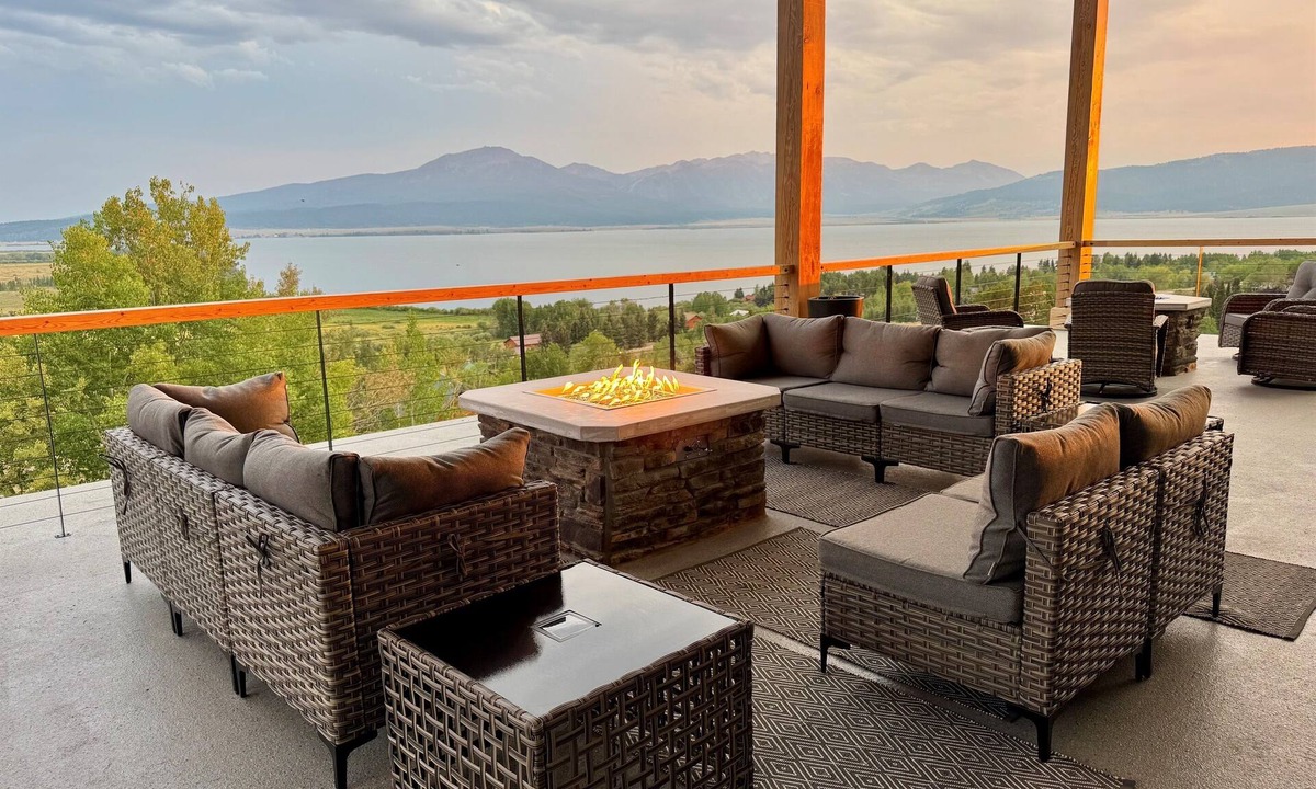 Island Park House | NEW in 2026! Elegant, Dramatic Mountain/Lake Views! 20 Mins to Yellowstone NP!