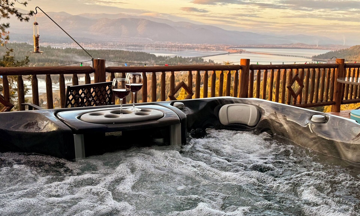 Sagle House | New Listing! Spectacular Retreat | 3 Private Suites | Minutes from Sandpoint