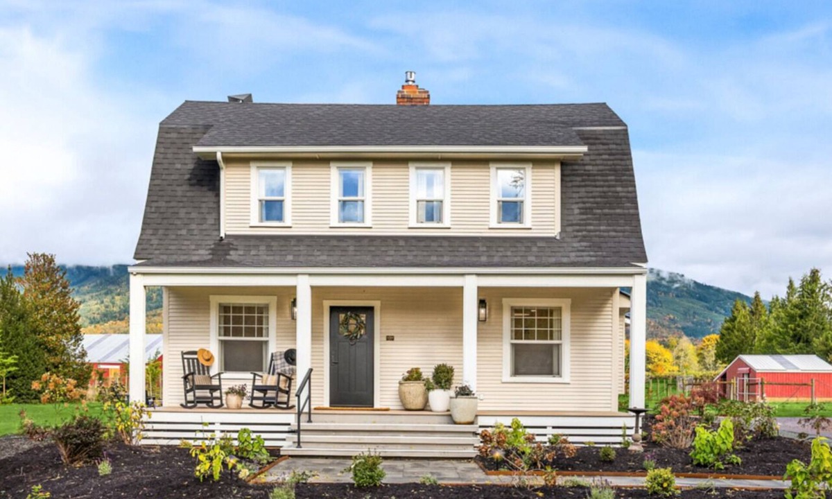 Sedro-Woolley House | NEW: Luxury Farmhouse, Hot Tub, River Access, Ranch Views, Outdoor Fire-pit
