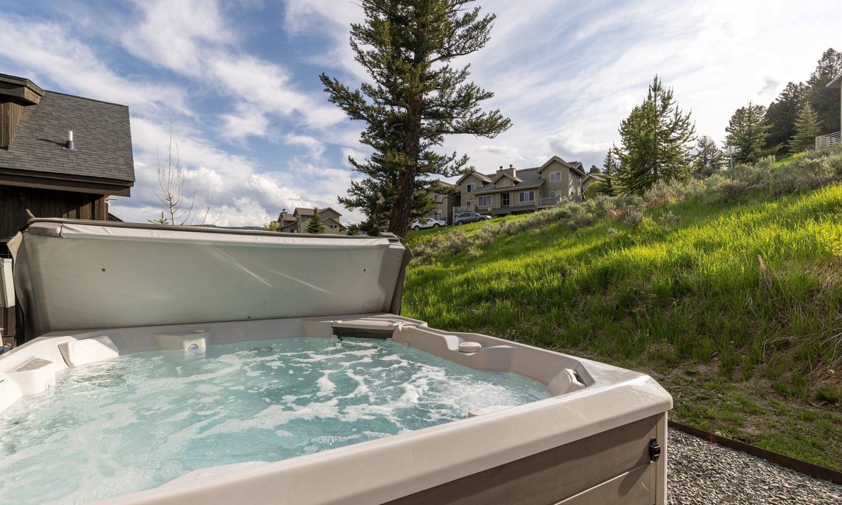 Big Sky House | New! Luxury home near Town Center with hot tub and a home gym