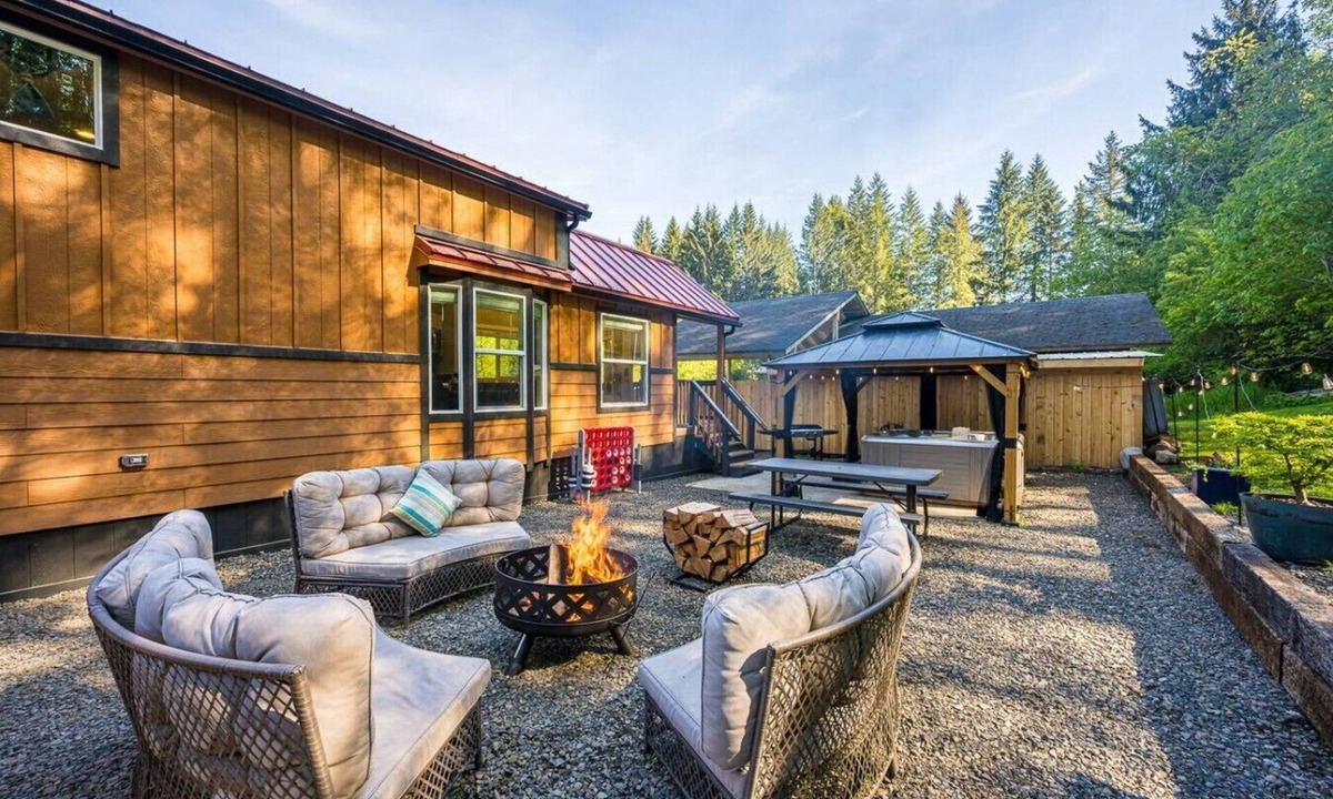 Beaver House | NEW Luxury Tiny Cabin w/Hot tub & Fire pit.