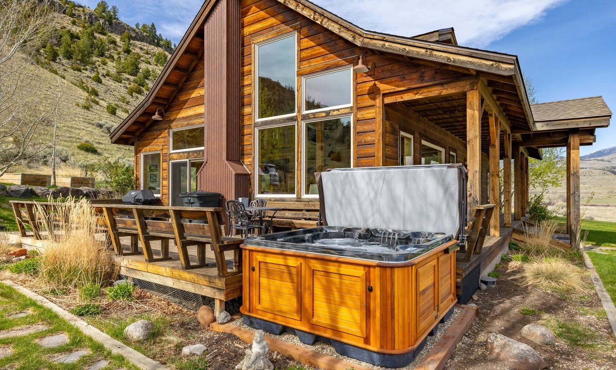 Pray House | New! Paradise Valley home with incredible views & Hot Tub