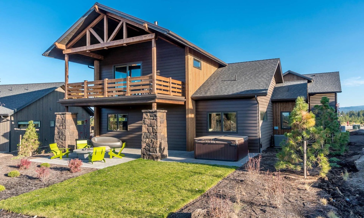 Bend House | ✨NEW! Resort amenities ~ hot tub ~ 24-hr staff ~ onsite dining ~ Bend/Bachelor
