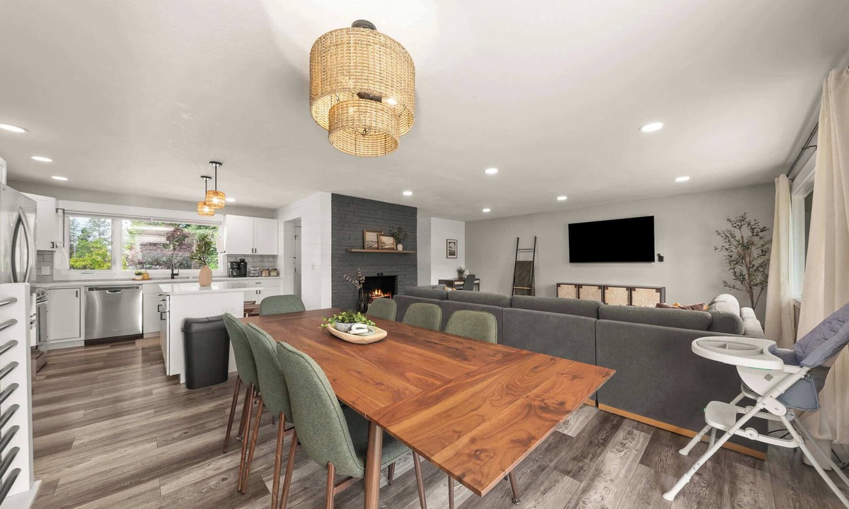 Spokane House | NEW Roomy Home for Families Private Hot Tub