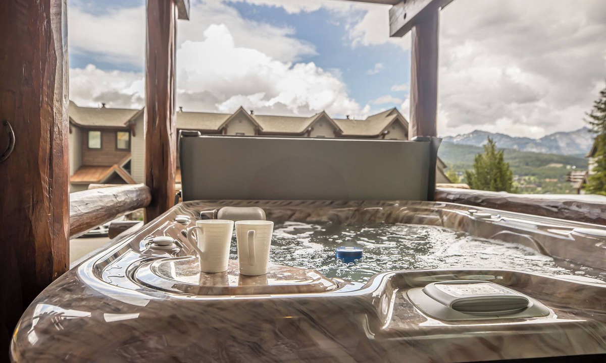 Saddle Ridge House | New! Ski-in/Ski-out 3-bedroom condo with private hot tub & grill