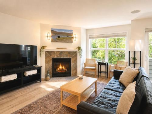 Old Ballard House | NEW Sleeps 8 Ballard Townhouse
