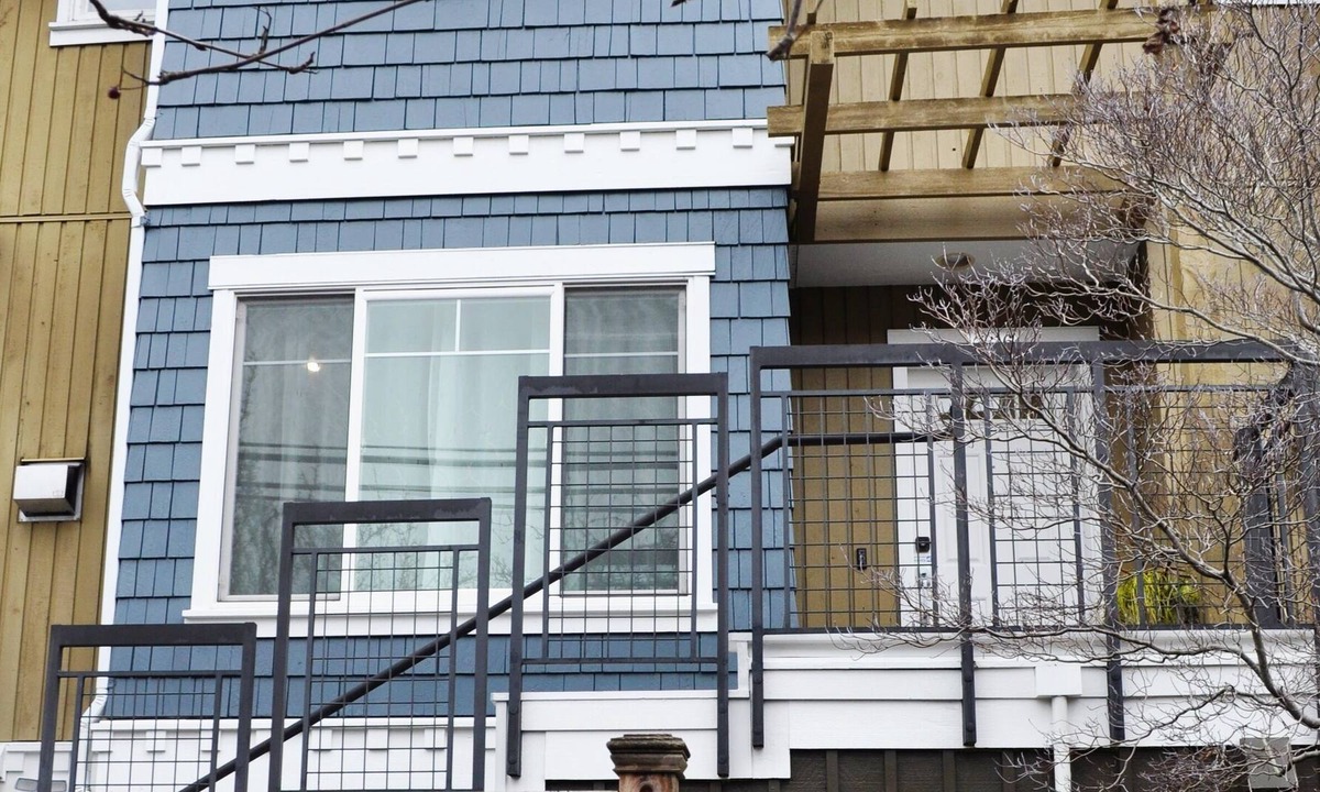 Green Lake House | NEW! Spacious 3-BR Townhouse w/ outdoor patios, one block from Greenlake.