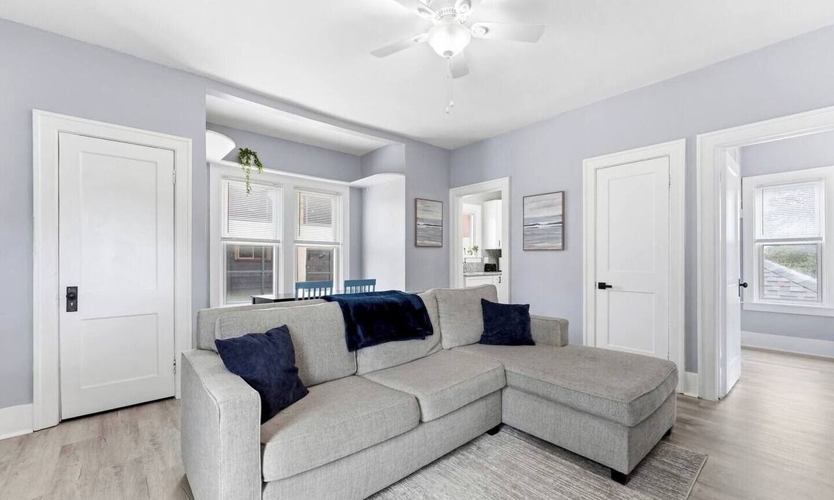 Wyandotte House | NEW Spacious Open Concept Wi-fi 65` TV, Downtown