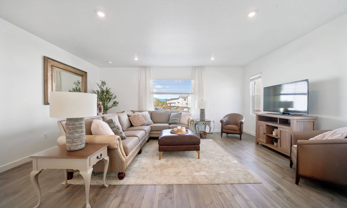 American Fork House | New townhome, quick freeway & public trans. access, seasonal pool & pickleball.