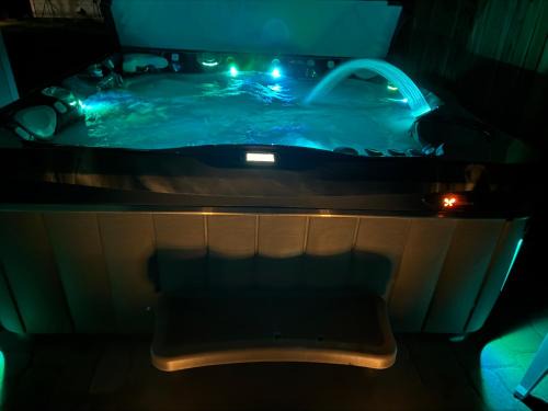 Weed House | Newer Cozy Guest Cottage with Saltwater Spa!
