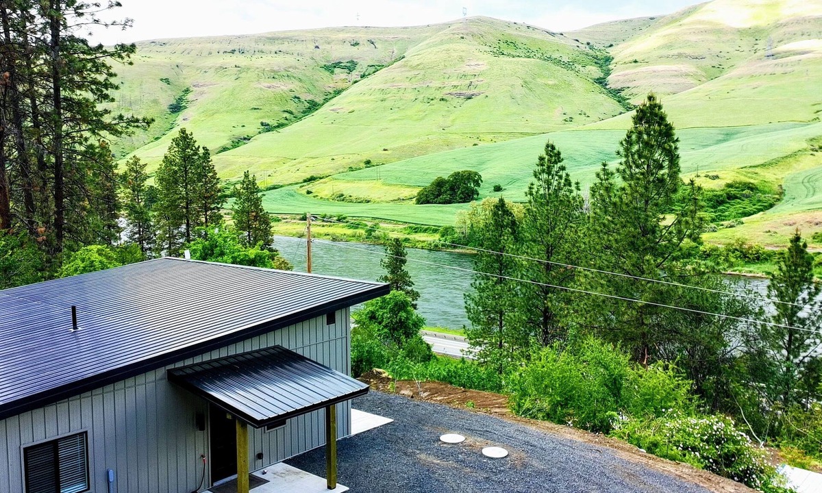 Ahsahka House | Newly built modern house with Clearwater River views