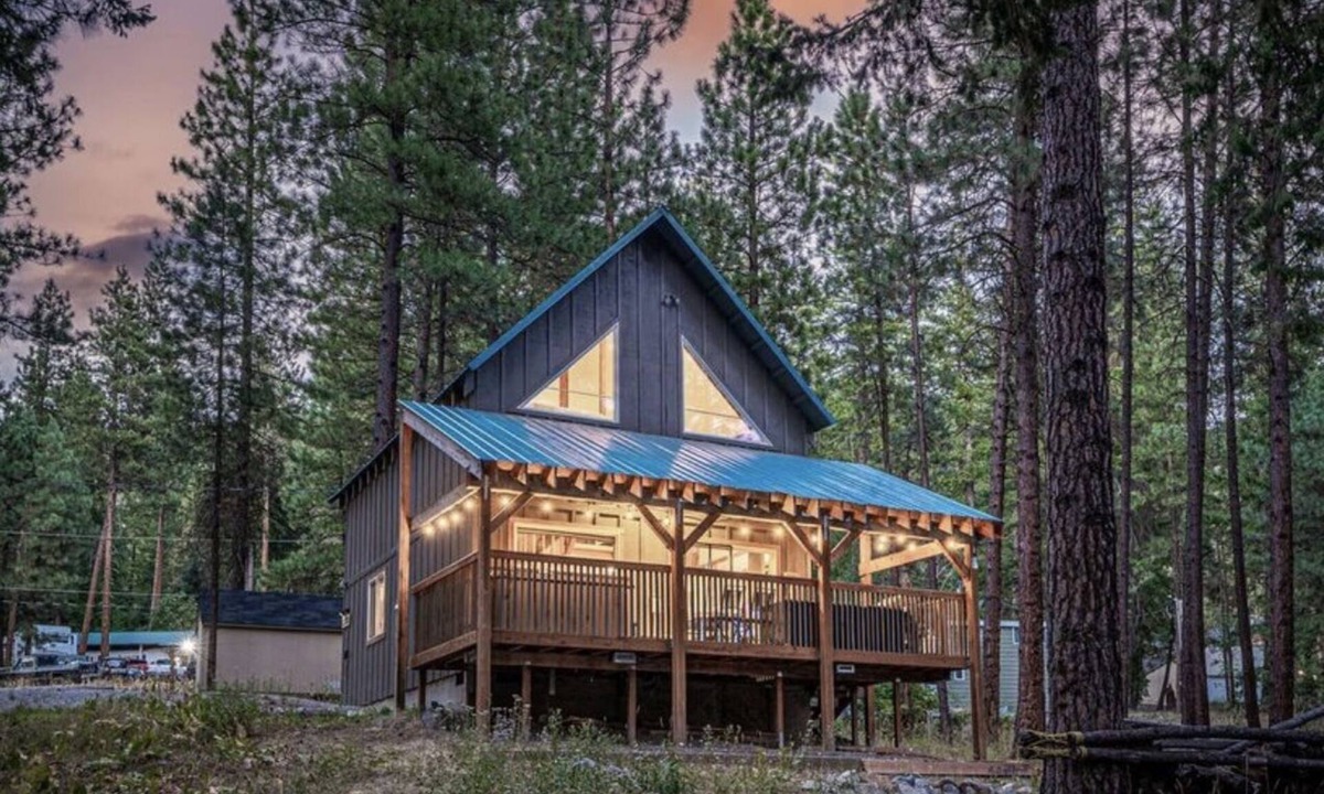 Leavenworth Cabin | Newly owned Cabin w/private hot tub, A/C & covered deck - Dog Friendly!