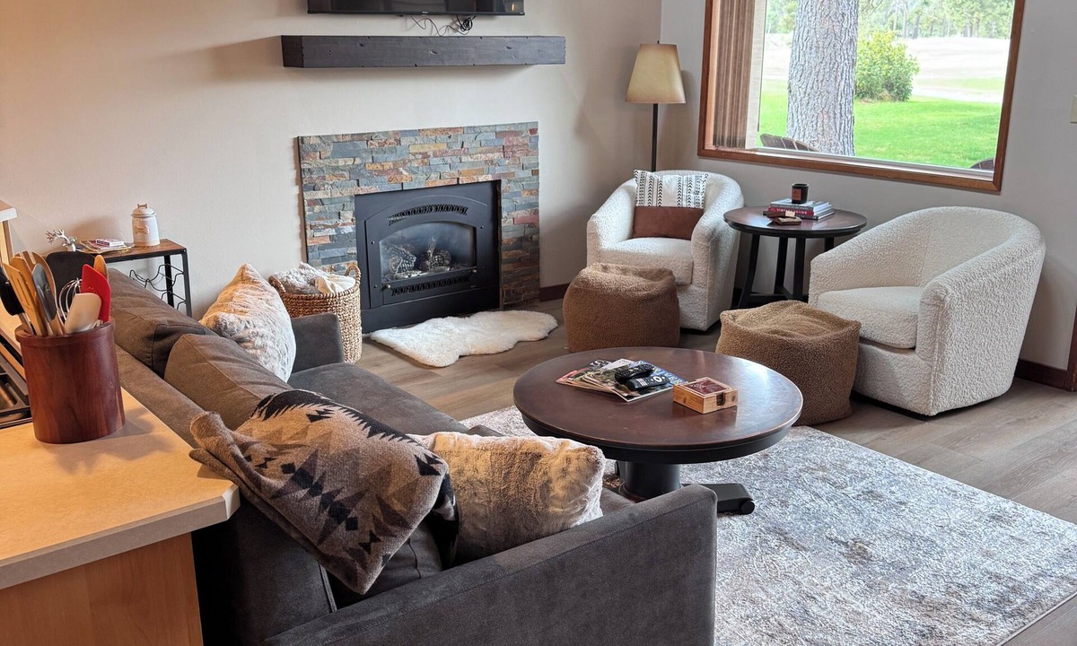 Overlook Park Condo | Newly Remodeled Condo on Golf Course, A/C, Pet Friendly, SHARC passes, Bikes.