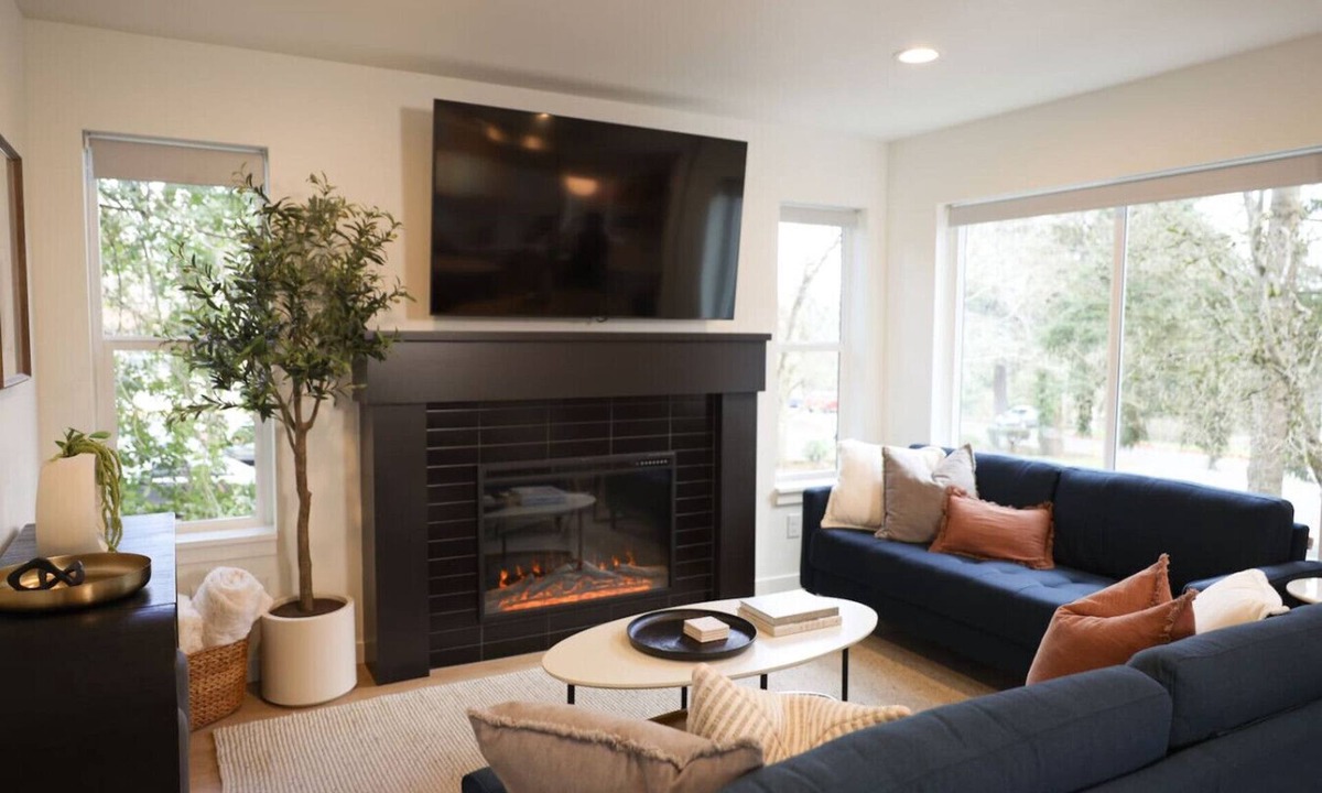 Lincoln House | Newly Remodeled | Luxury Home | Fireplace |Central