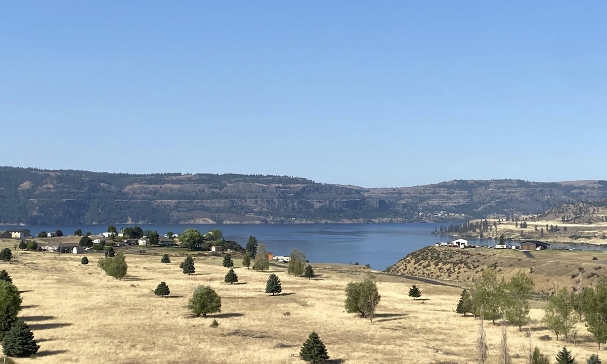 Davenport Apartment | Newly Remodeled Resort Property Over Looking Lake Roosevelt