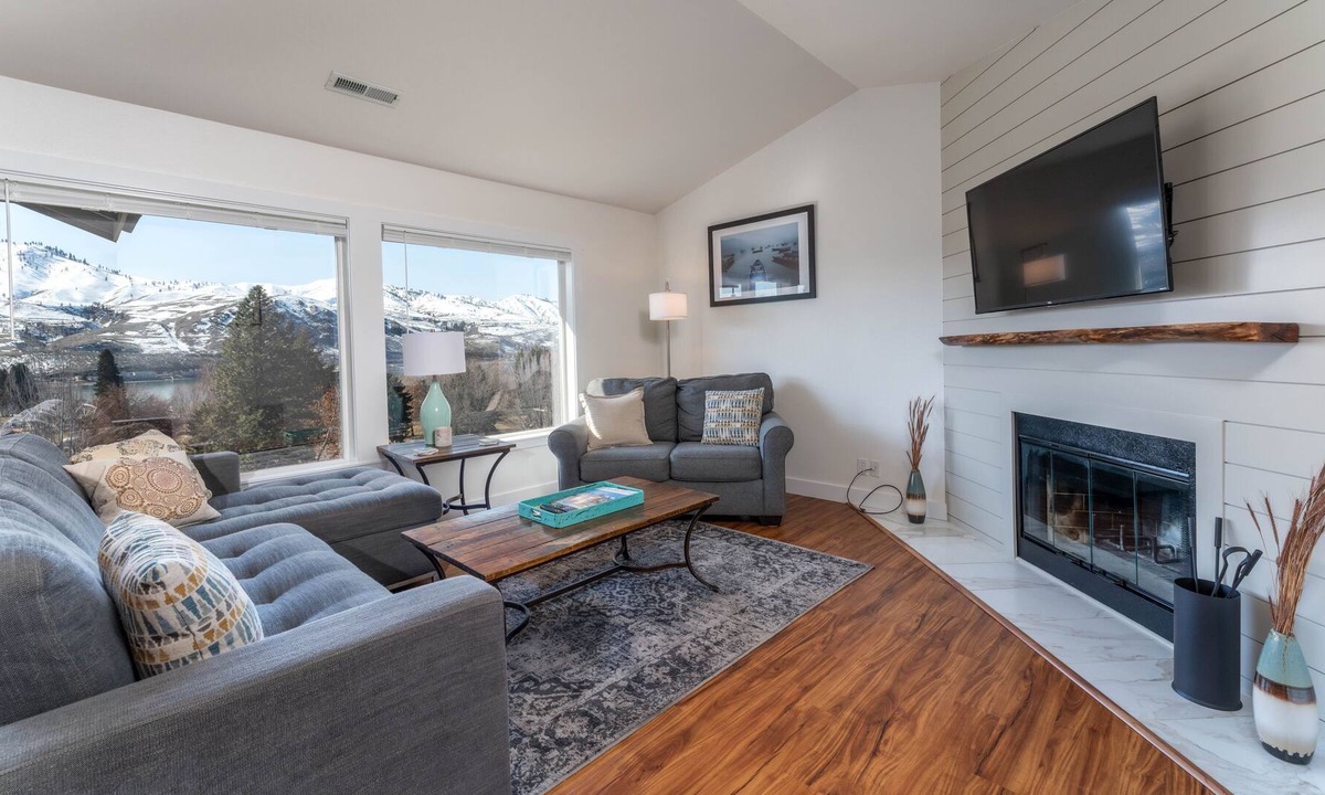 Chelan Condo | Newly Remodeled! Sunny Days B302 at Park Pointe with community pool.