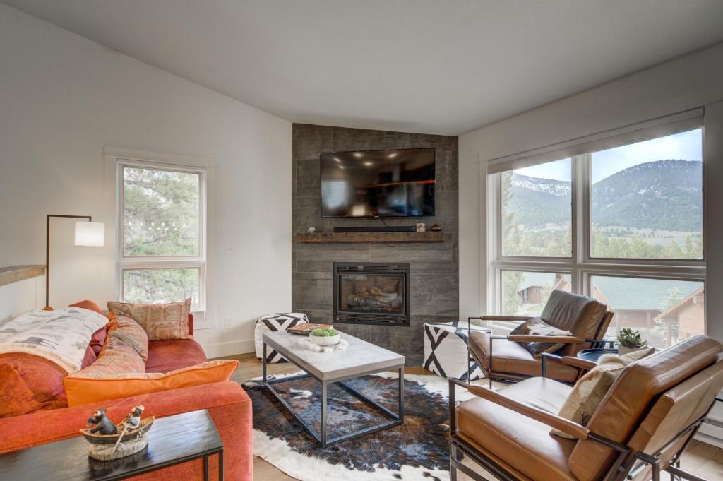 Big Sky Apartment | Newly Updated! Hot tub/pool! Mountain View! Pets!
