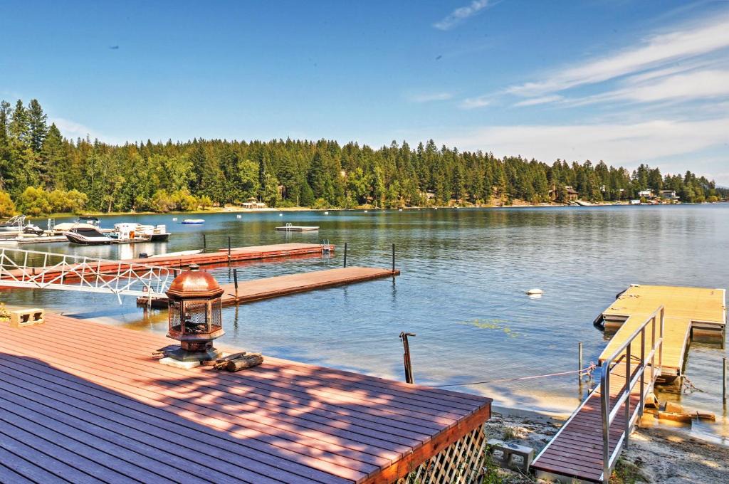 Newport House | Newport Cabin w/Lakefront Private Porch & Grill!