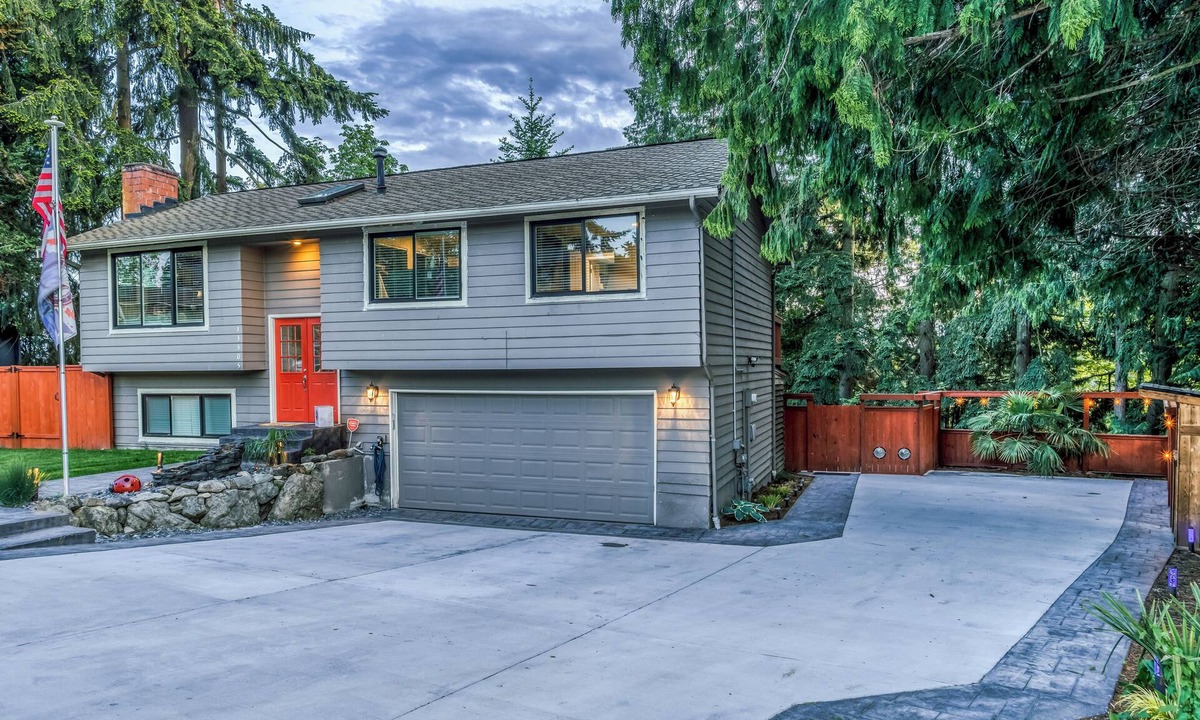 Kingsgate House | NO PARTIES! 3-bedroom with Hot Tub & Mt.Rainier Views and Huge Fenced Yard.