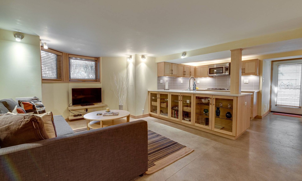 Alphabet Historic District Apartment | Nob Hill Deluxe Suite w/large kitchen - sleeps 4