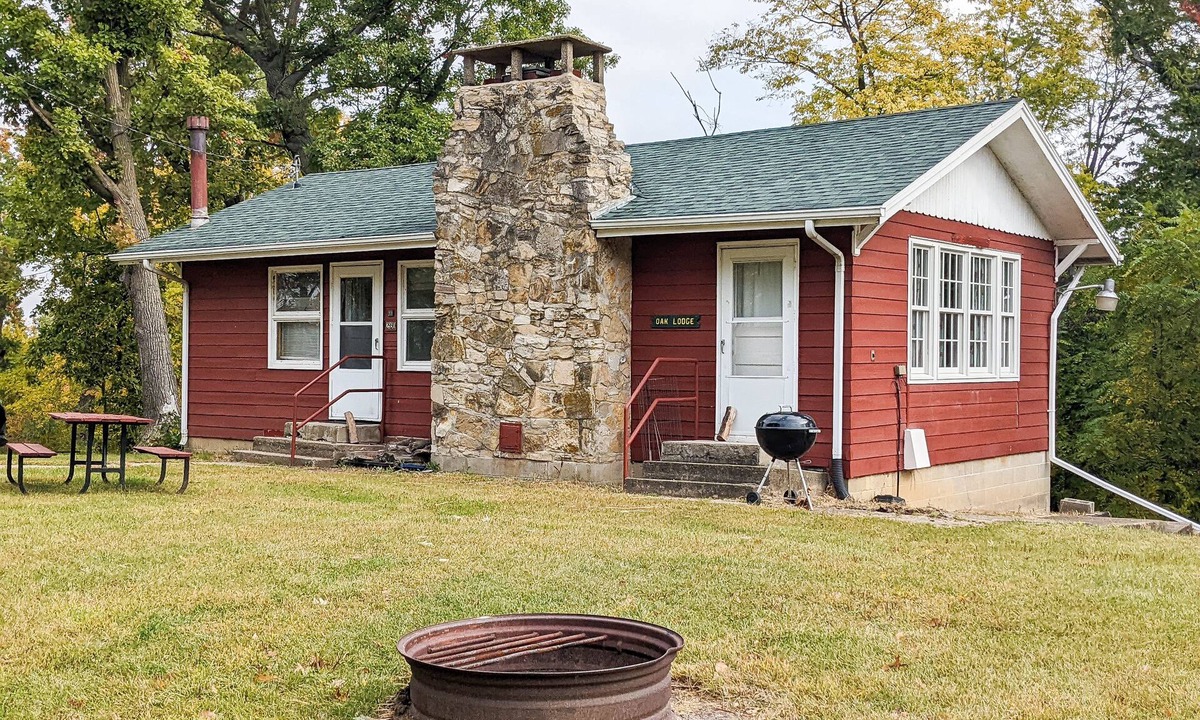 Buckingham Cabin | Oak Lodge - Sleeps up to 6 - Full Kitchen & Pet Friendly
