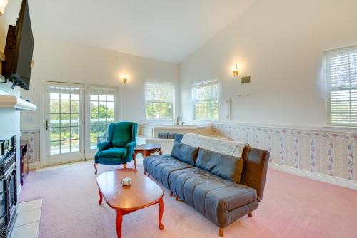 Ocean Shores House | Ocean Shores Condo w/Private Tub < 1 Mi to Beach!