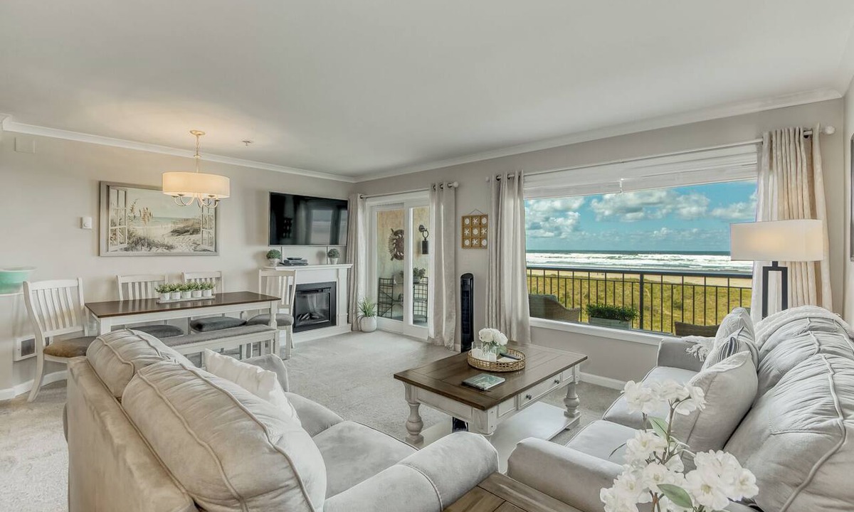 Seaside Condo | Oceanfront 3rd floor Balcony 2 blocks to Turnaround-Work Remotely