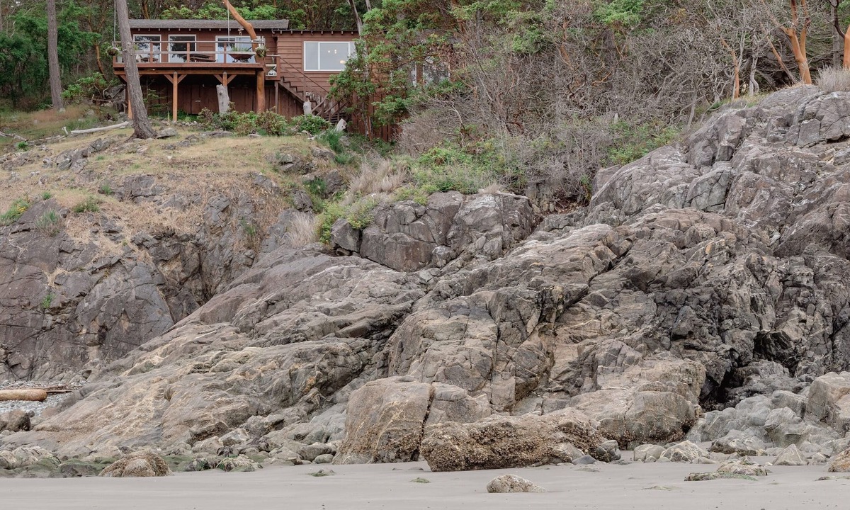 Anacortes House | Oceanfront home steps from private beach & only a quick drive to Anacortes!