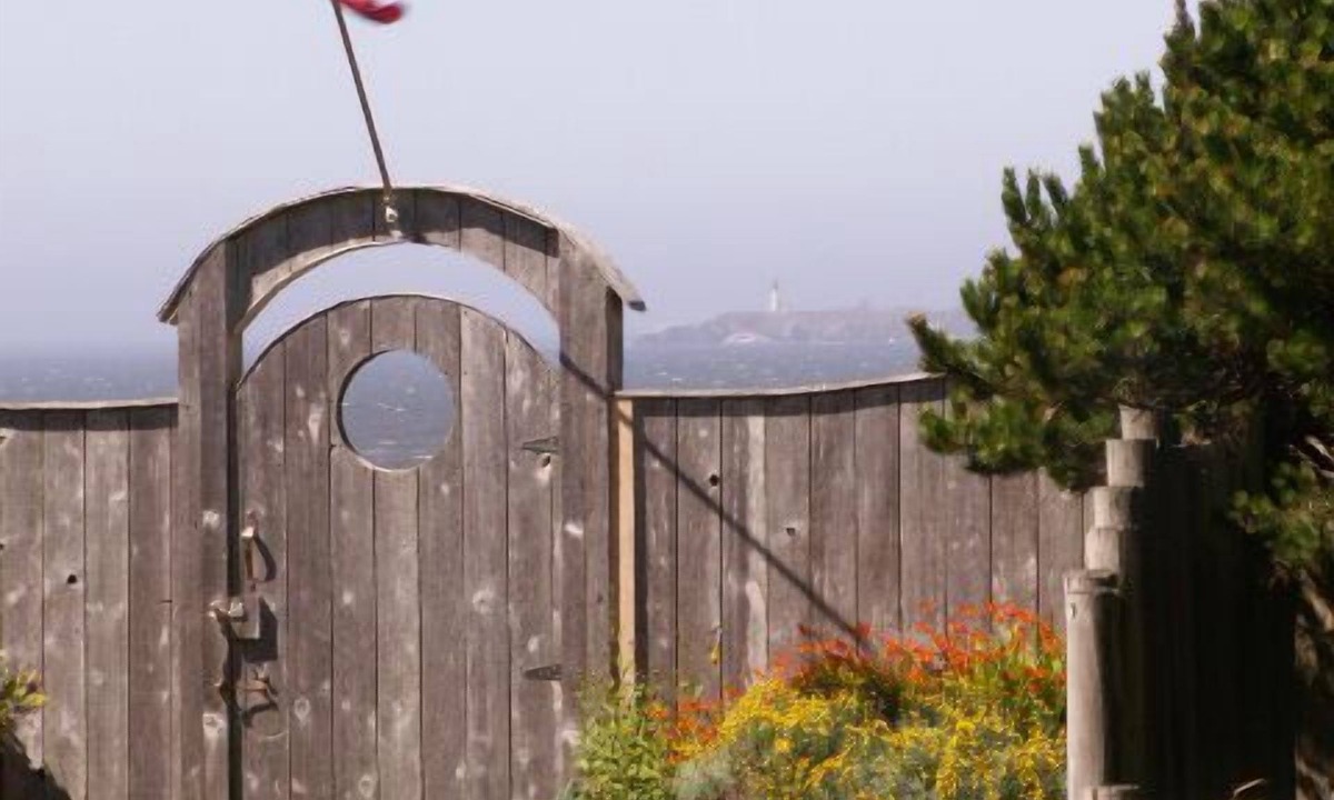 Newport Apartment | Oceanfront, Sauna, Large Oceanview Soaking Tub, dog friendly with yard