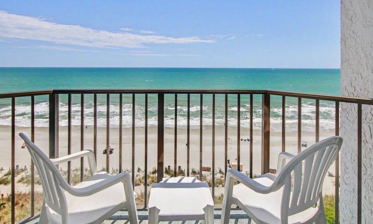 Myrtle Beach Hotel | Oceanfront Two Queen Room + Beach + Dog Friendly