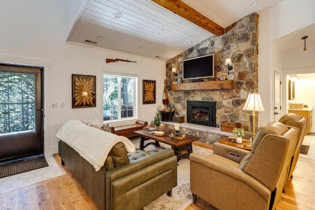 Lava Hot Springs House | On 5 Acres! Cabin w/Hot Tub in Lava Hot Springs