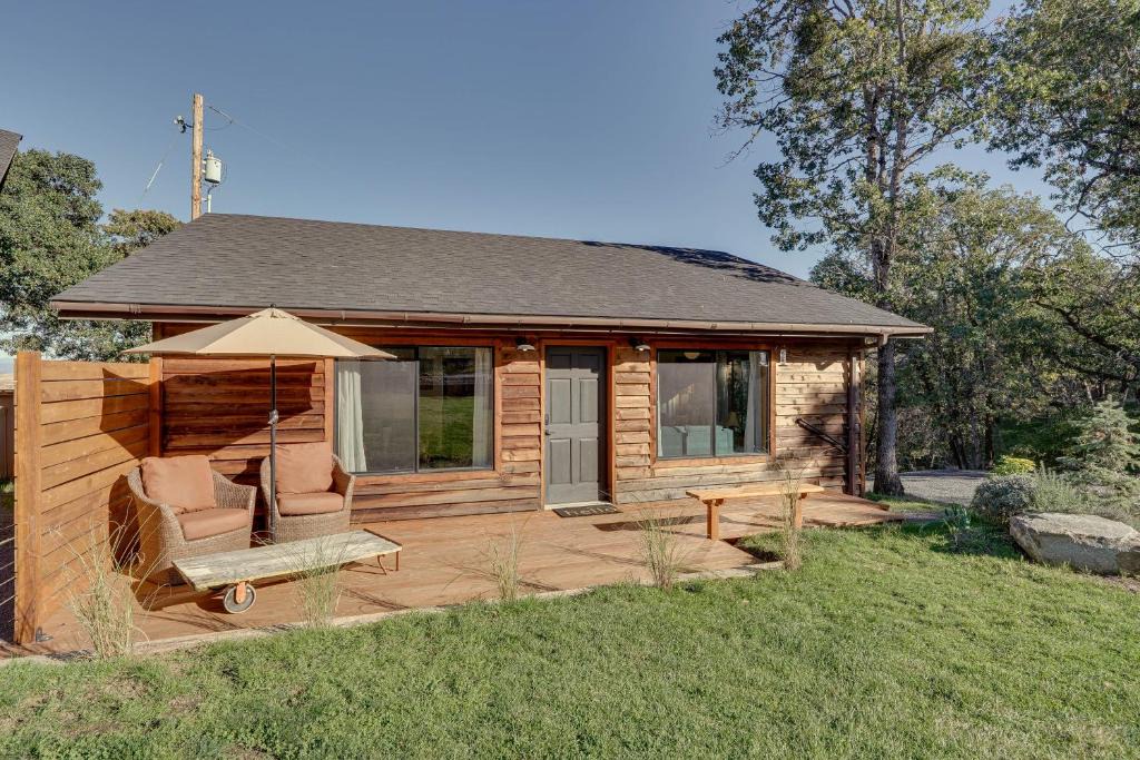 Central Point House | On-Site Winery & Tasting Room: Oregon Bungalow!