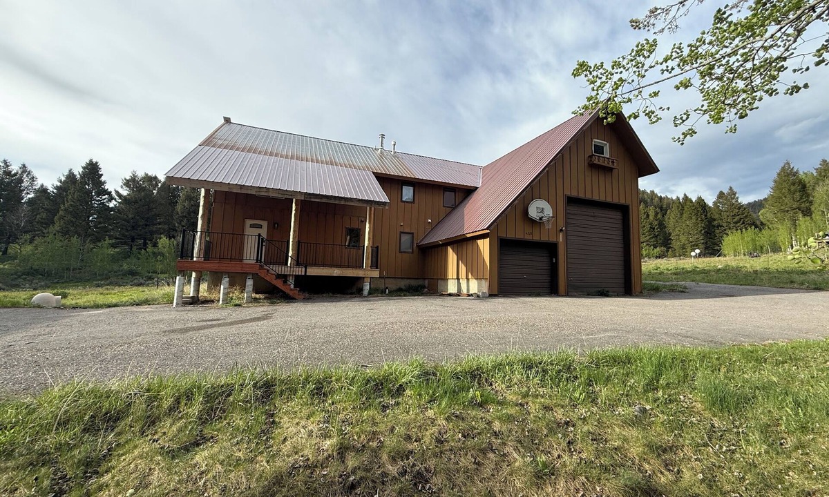 Island Park Cabin | Only 15 min away from Yellowstone- Hidden Haven Lodge
