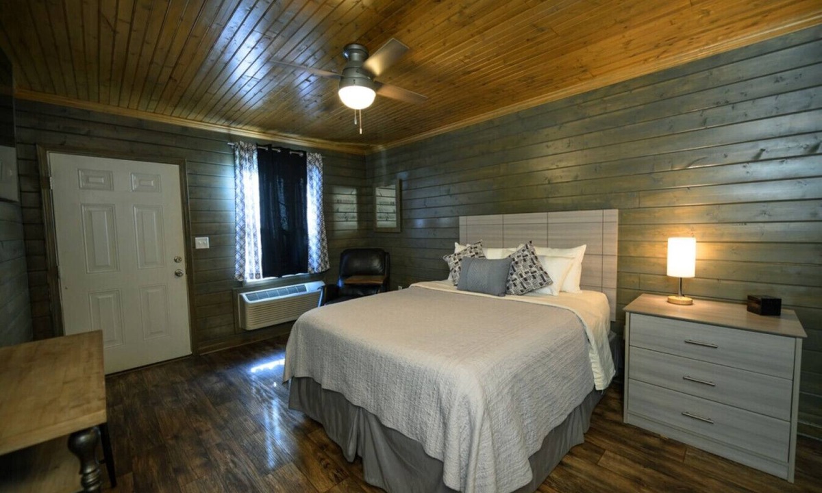 Lake Village Condo | Orchard Oasis with High-Speed Internet/Smart TV!