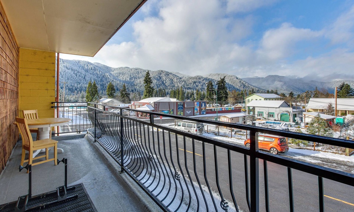Oakridge Apartment | Oregon Getaway by Willamette National Forest!