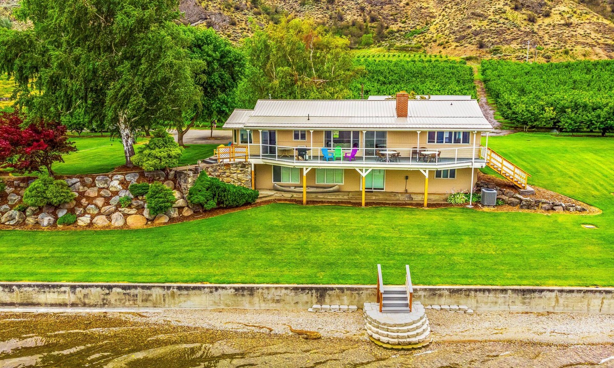 Oroville House | Oroville Lakefront House 3BR - Wi-Fi & Pets