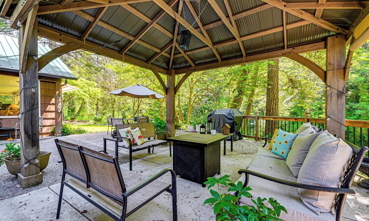 Galice Cabin | Outdoor Adventure: Tranquil Creekside Retreat