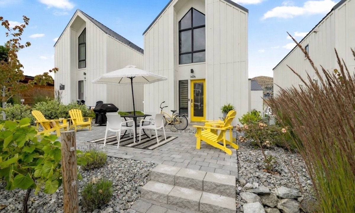 Chelan House | Outdoor Heater & Covered Patio, Paddle boards, Fire table, Bikes, Outdoor Games