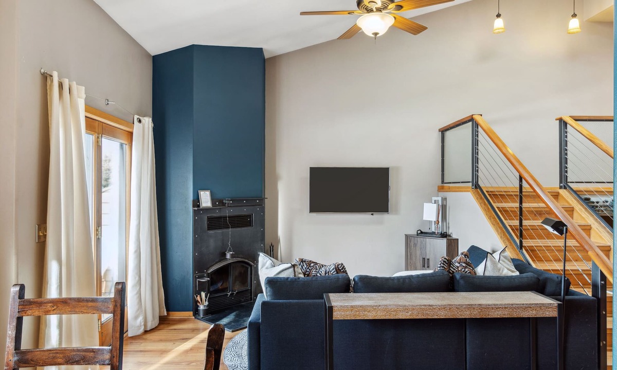 Jackson House | Outpost: Clark's Knoll 353 - Walk to Town Square