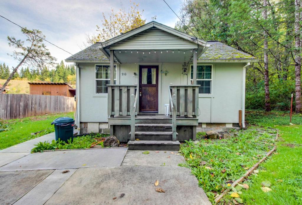 Cascade Locks House | Pacific Crest Trail House
