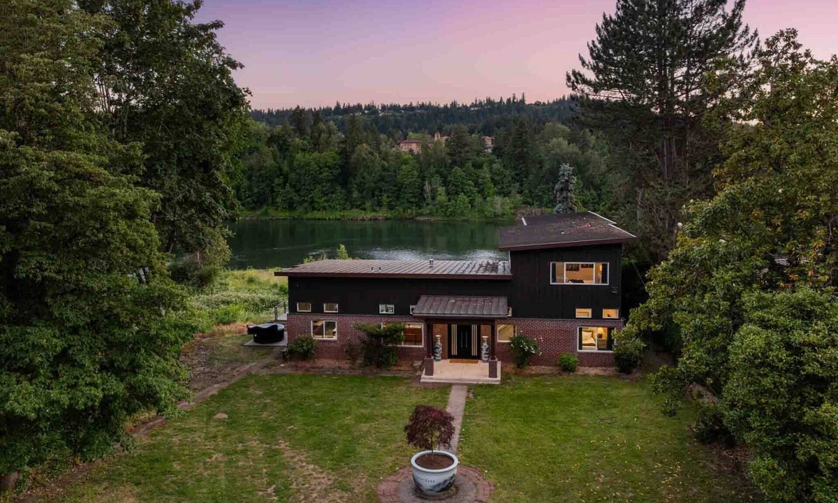Oak Grove House | Pacific Northwest Luxury with 270° River Views, Hot Tub, Billiards, Shuffleboard, Karaoke, BBQ