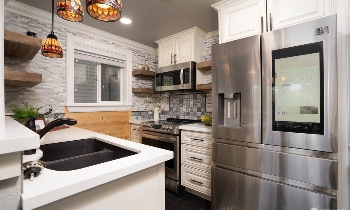 West End Condo | Pacific NW Heaven: Modern, remodeled 3BR/2Bath Pool/Spa/Fitness, & Views!