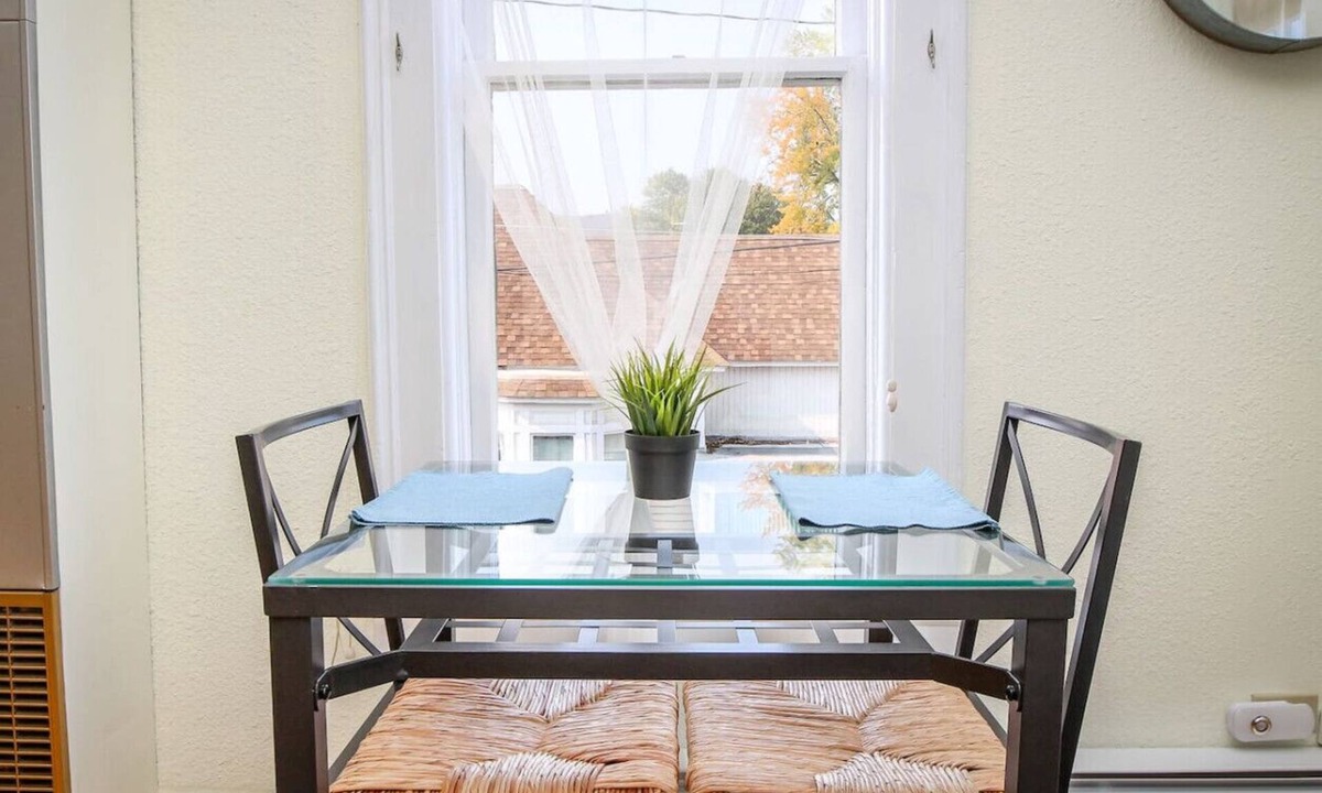 Baker City Apartment | Palmer House, Studio 4, Cozy Downtown Studio for 2, Local Golfing 50% Off!