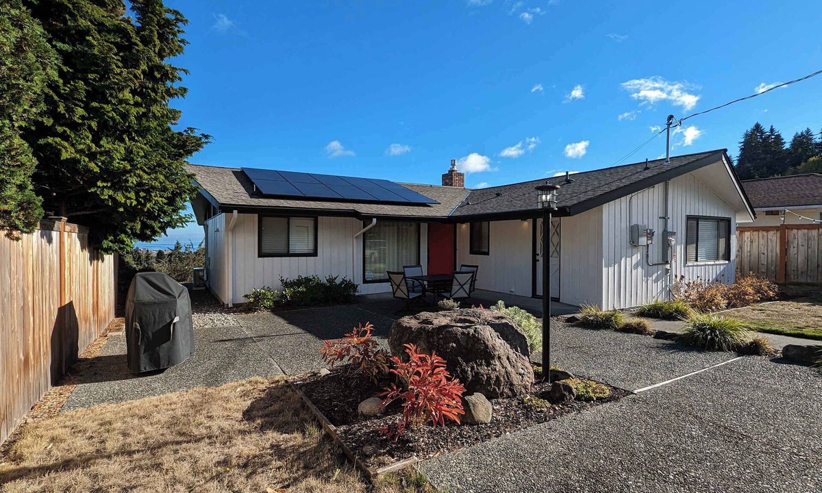 Port Angeles House | Pano Water Views, ONP, Ev Charger, King bed, AC