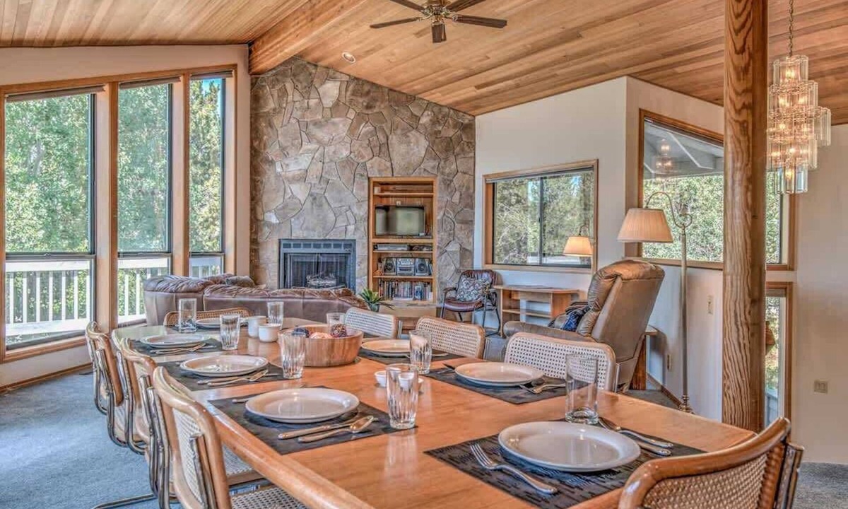 Sunriver House | Panoramic mountain views hot tub, air conditioning