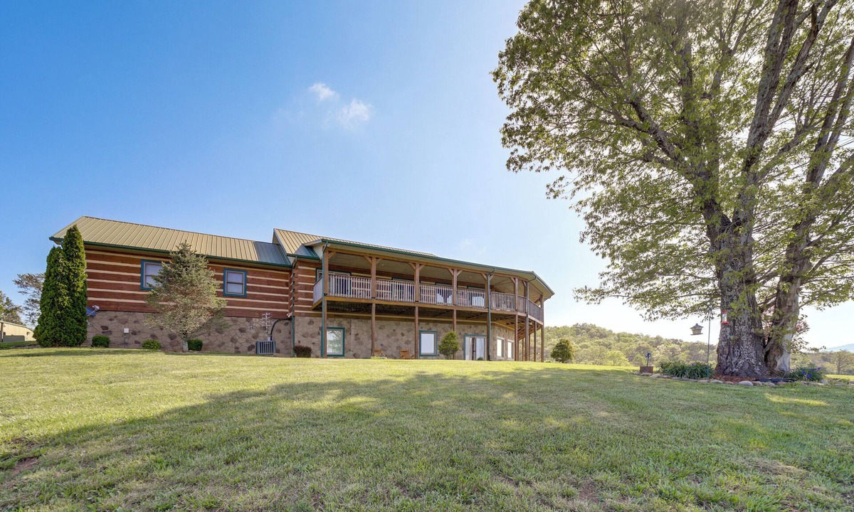Newport House | Panoramic Mtn Views: Spacious Tennessee Home!