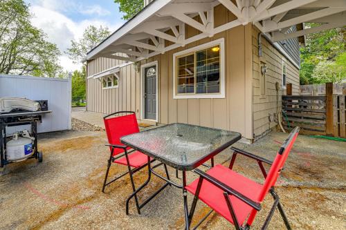 Cave Junction Apartment | Patio & Game Room! Cozy Studio Near Oregon Caves