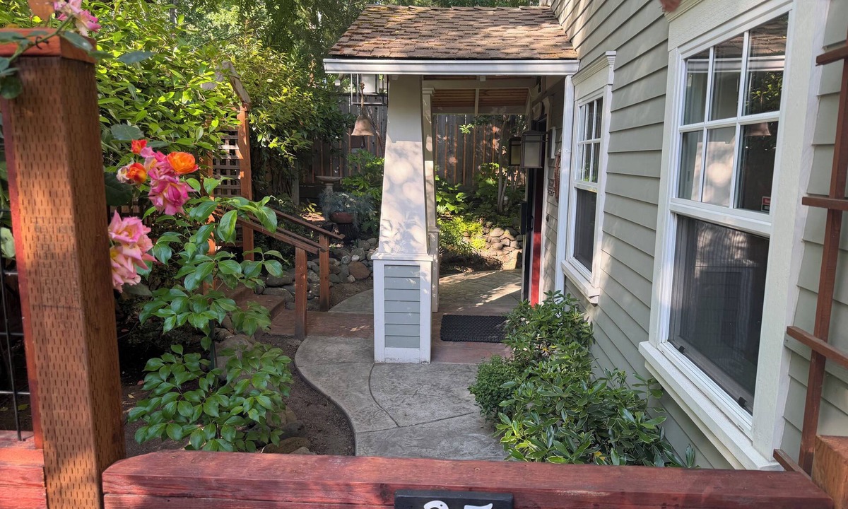 Ashland House | Peaceful 1-bedroom bungalow with AC in charming Ashland