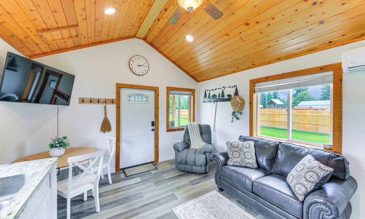 Bonners Ferry Cabin | Peaceful Bonners Ferry Cabin w/Deck & Mtn Views!