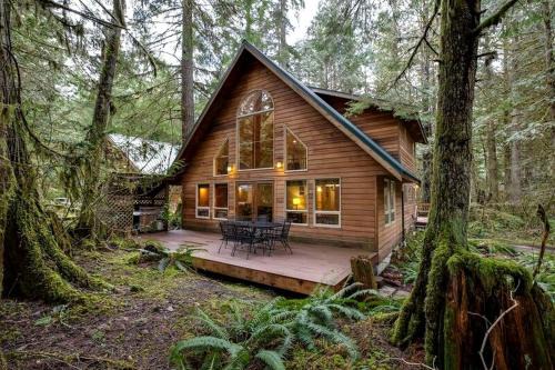 Glacier House | Peaceful Forest Retreat | Hot Tub, Pet Friendly & Sleeps 8